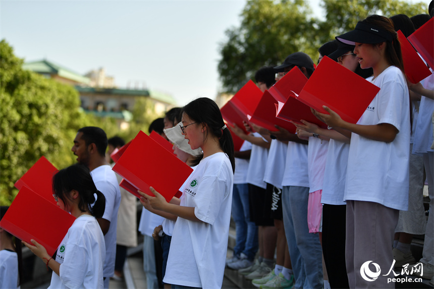 江西中醫藥大學的中外學生在滕閣腳下齊誦《滕王閣序》。 人民網記者 時雨攝