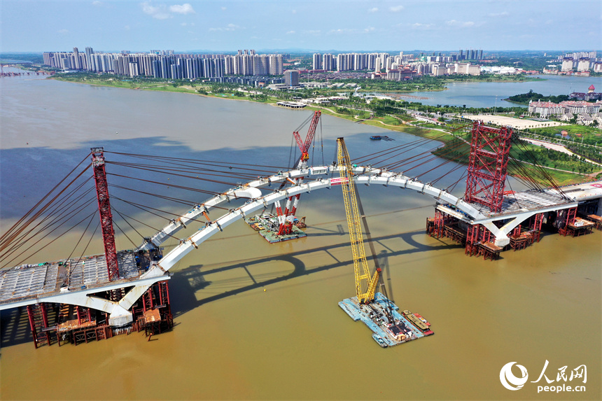 28日，國內疊合板組合梁橋面最寬的拱橋復興大橋主拱合龍。人民網記者 時雨攝