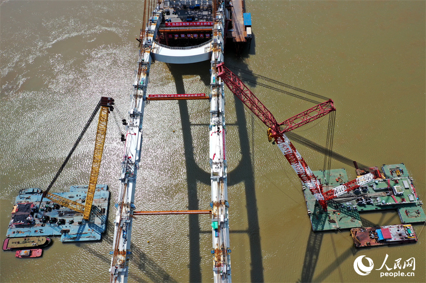 28日，國內疊合板組合梁橋面最寬的拱橋復興大橋主拱合龍。人民網記者 時雨攝