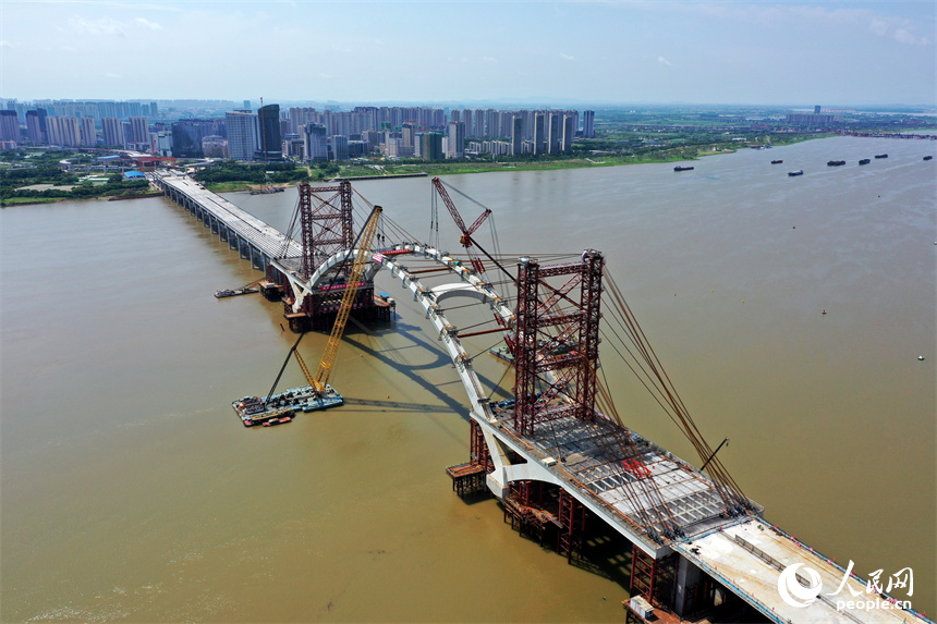 28日，國內疊合板組合梁橋面最寬的拱橋復興大橋主拱合龍。人民網記者 時雨攝