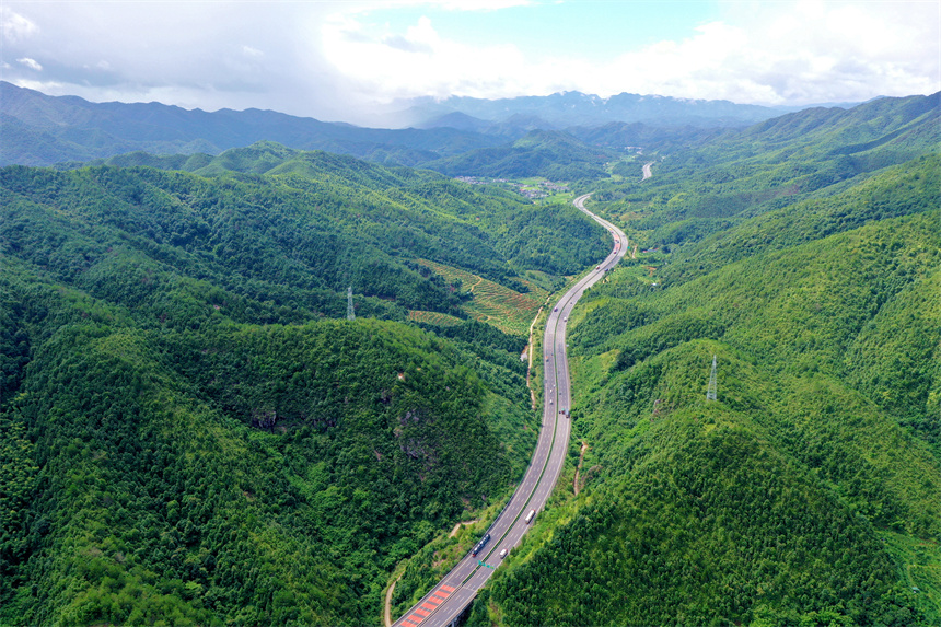 高速沿線美如畫。尹其奇攝