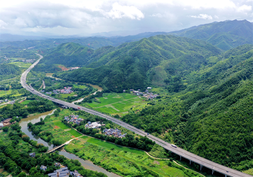 高速沿線美如畫。尹其奇攝
