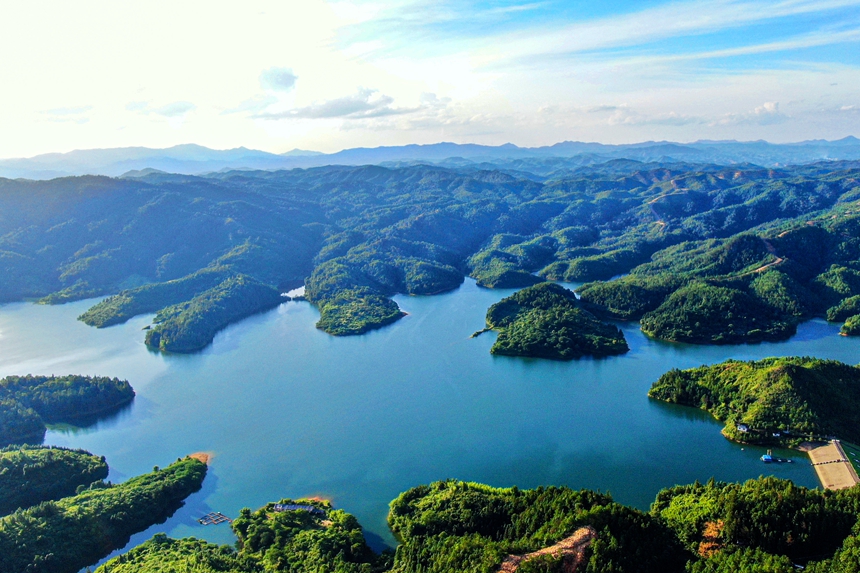 俯瞰江西省贛州市定南縣飲用水源禮亨水庫。詹繼成攝