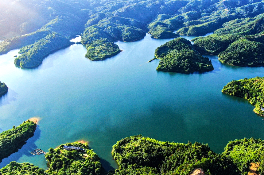 俯瞰江西省贛州市定南縣飲用水源禮亨水庫。詹繼成攝