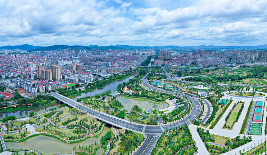 航拍江西省瑞金市金瑞灣濕地公園,草木蔥蘢,景色優美。楊鑫攝