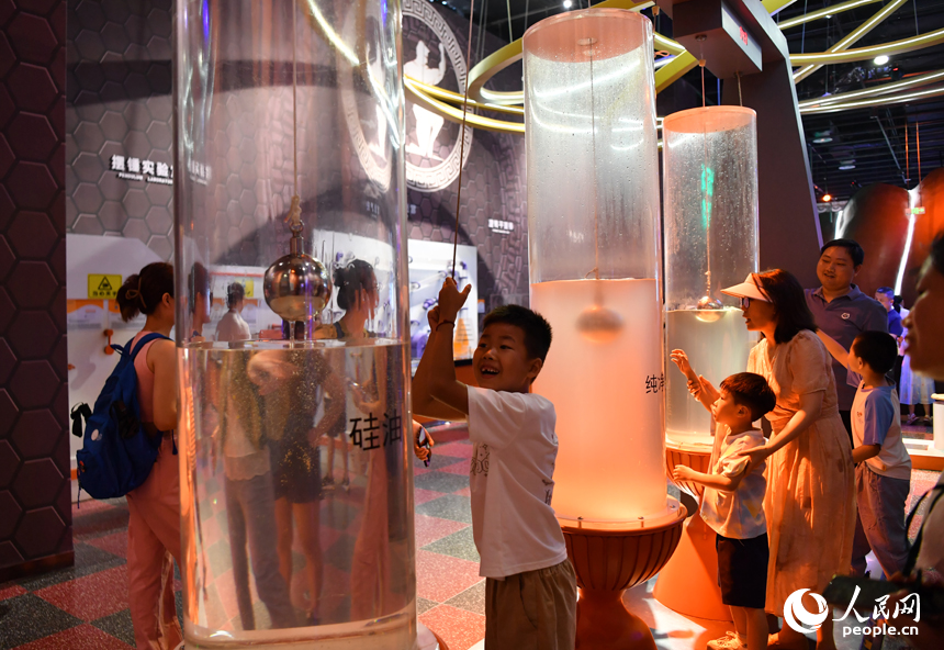 孩子們在玩耍中感受科技魅力，放飛科技夢想，豐富假期生活。 人民網記者 時雨攝