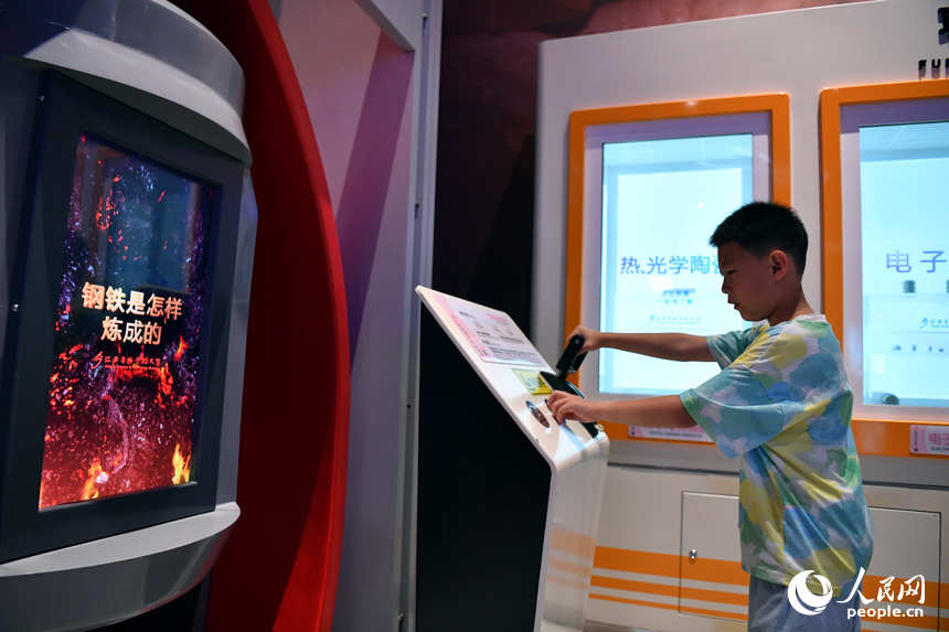 孩子們在玩耍中感受科技魅力，放飛科技夢想，豐富假期生活。 人民網記者 時雨攝