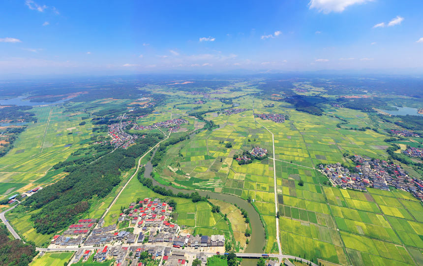 無人機鏡頭下的上高縣泗溪鎮官橋村美麗田園風光。陳旗海攝