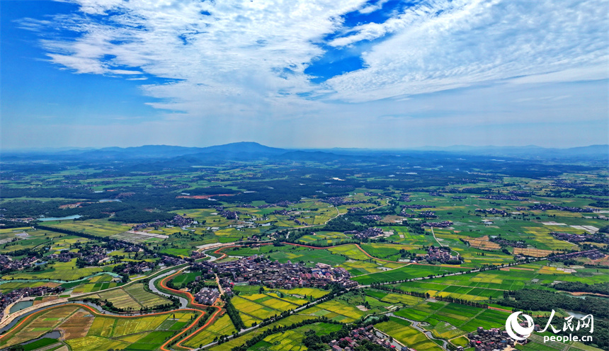 航拍豐城市石灘鎮裴家村，風景秀美如畫。人民網 朱海鵬攝