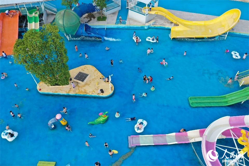 入伏首日，民眾在水上樂園納涼。 人民網記者 時雨攝
