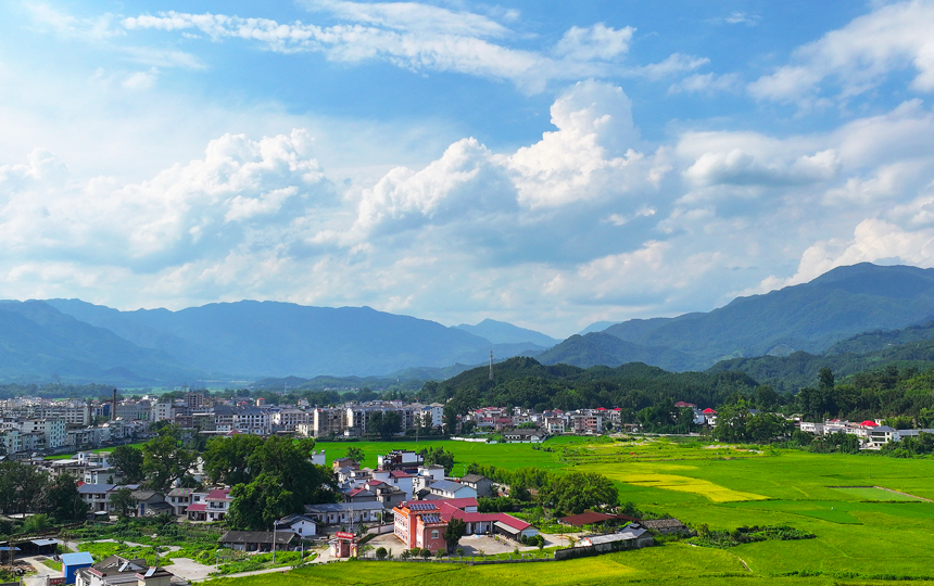 航拍宜豐縣黃墾鎮、潭山鎮、天寶鄉一帶，稻田、樓房、河道相映成景，宛如畫卷。何賤來攝