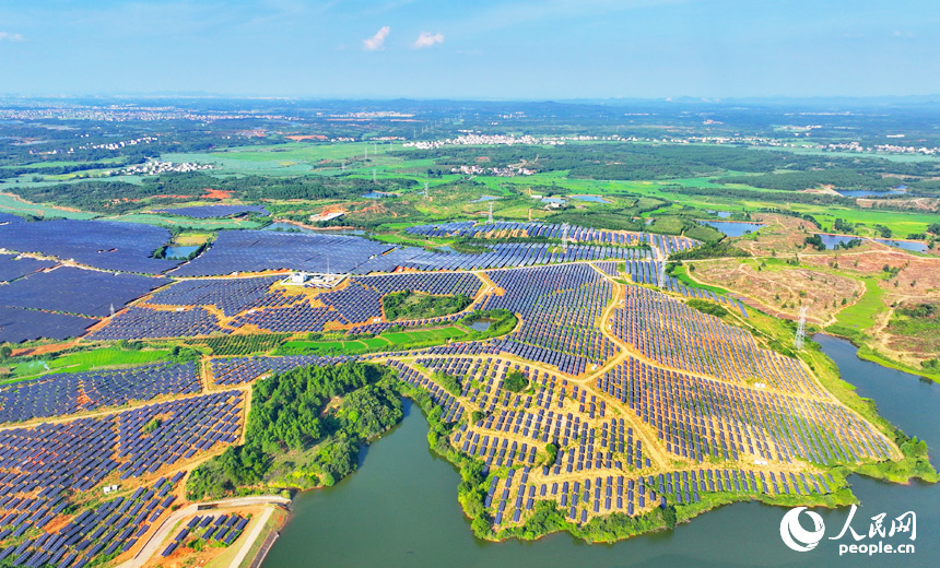 崇仁縣農光互補發電站，連片的太陽能發電板如同藍色海洋，熠熠生輝。人民網 朱海鵬攝