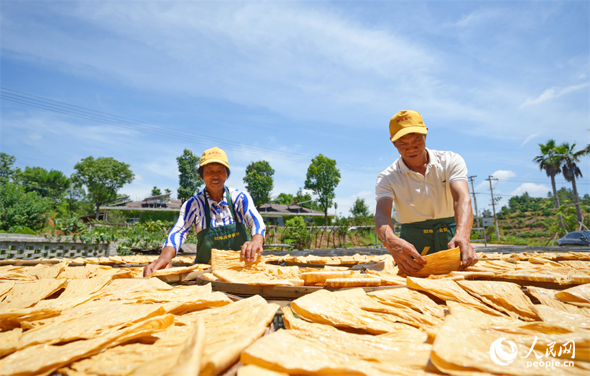 村民忙著晾曬手工腐竹。人民網 朱海鵬攝