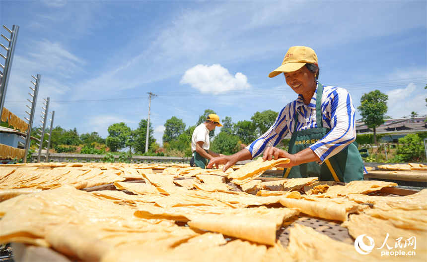 村民忙著晾曬手工腐竹。人民網 朱海鵬攝