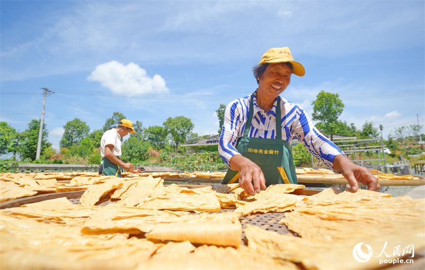 村民忙著晾曬手工腐竹。人民網 朱海鵬攝