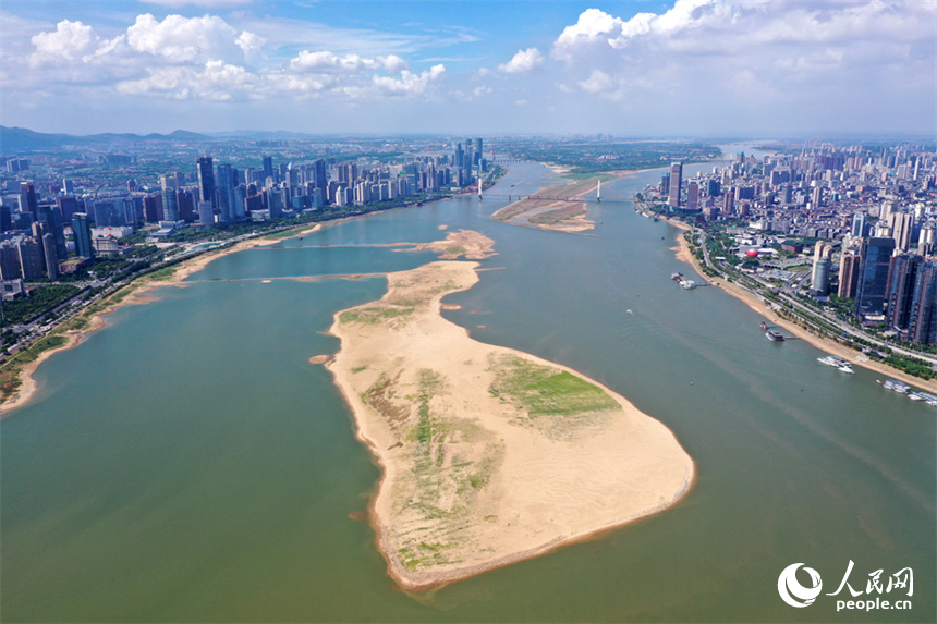 贛江南昌段水位持續走低，受此影響，下游的鄱陽湖水位逼近枯水位。 人民網記者 時雨攝