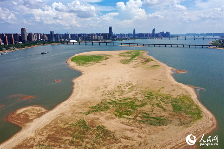 贛江南昌段水位持續走低，受此影響，下游的鄱陽湖水位逼近枯水位。 人民網記者 時雨攝