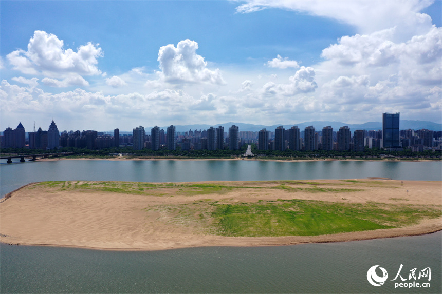 贛江南昌段水位持續走低，受此影響，下游的鄱陽湖水位逼近枯水位。 人民網記者 時雨攝