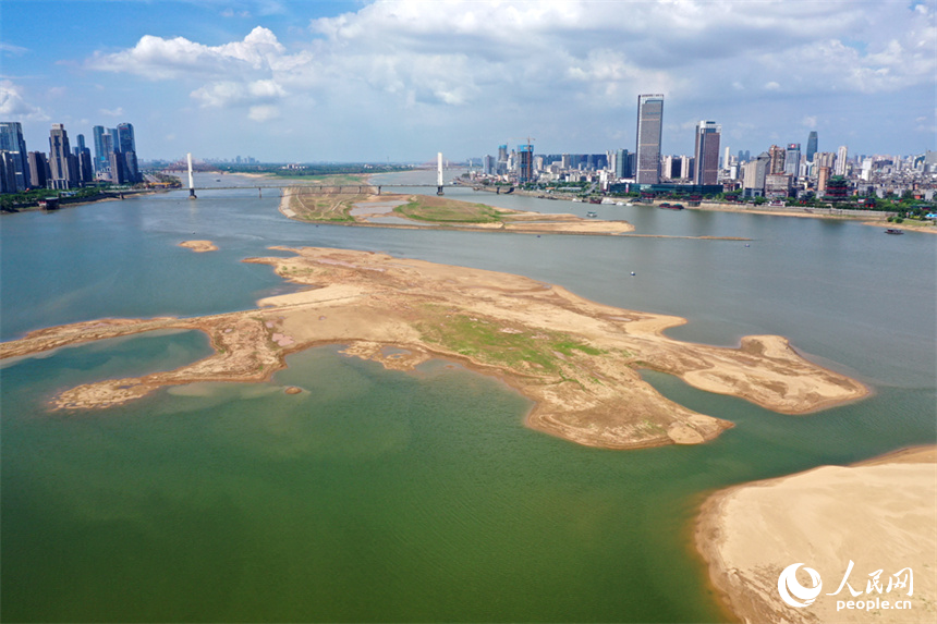 贛江南昌段水位持續走低，受此影響，下游的鄱陽湖水位逼近枯水位。 人民網記者 時雨攝