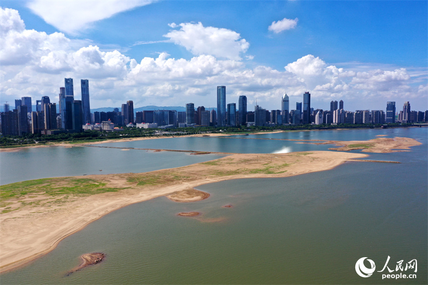 贛江南昌段水位持續走低，受此影響，下游的鄱陽湖水位逼近枯水位。 人民網記者 時雨攝