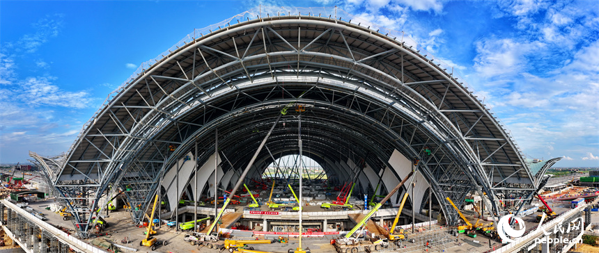 南昌東站站房工程建設現場。人民網 朱海鵬攝