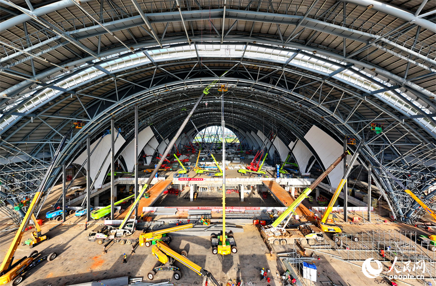 南昌東站站房工程建設現場。人民網 朱海鵬攝