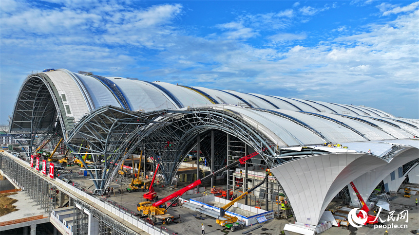 南昌東站站房工程建設現場。人民網 朱海鵬攝
