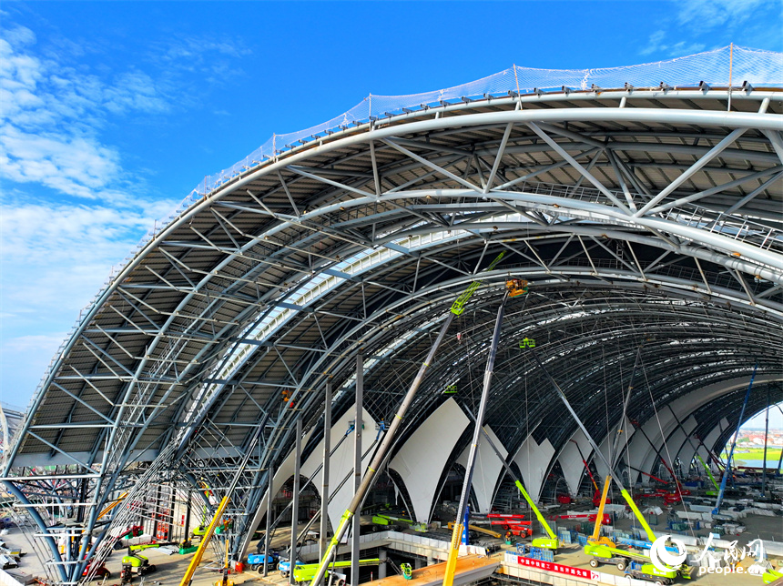 南昌東站站房工程建設現場。人民網 朱海鵬攝