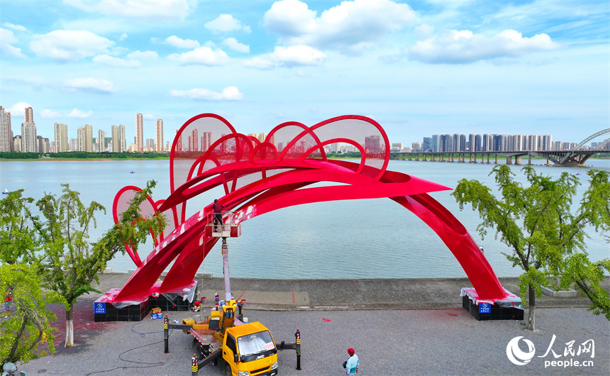 油漆工人冒著高溫搶時間趕進度。人民網 朱海鵬攝