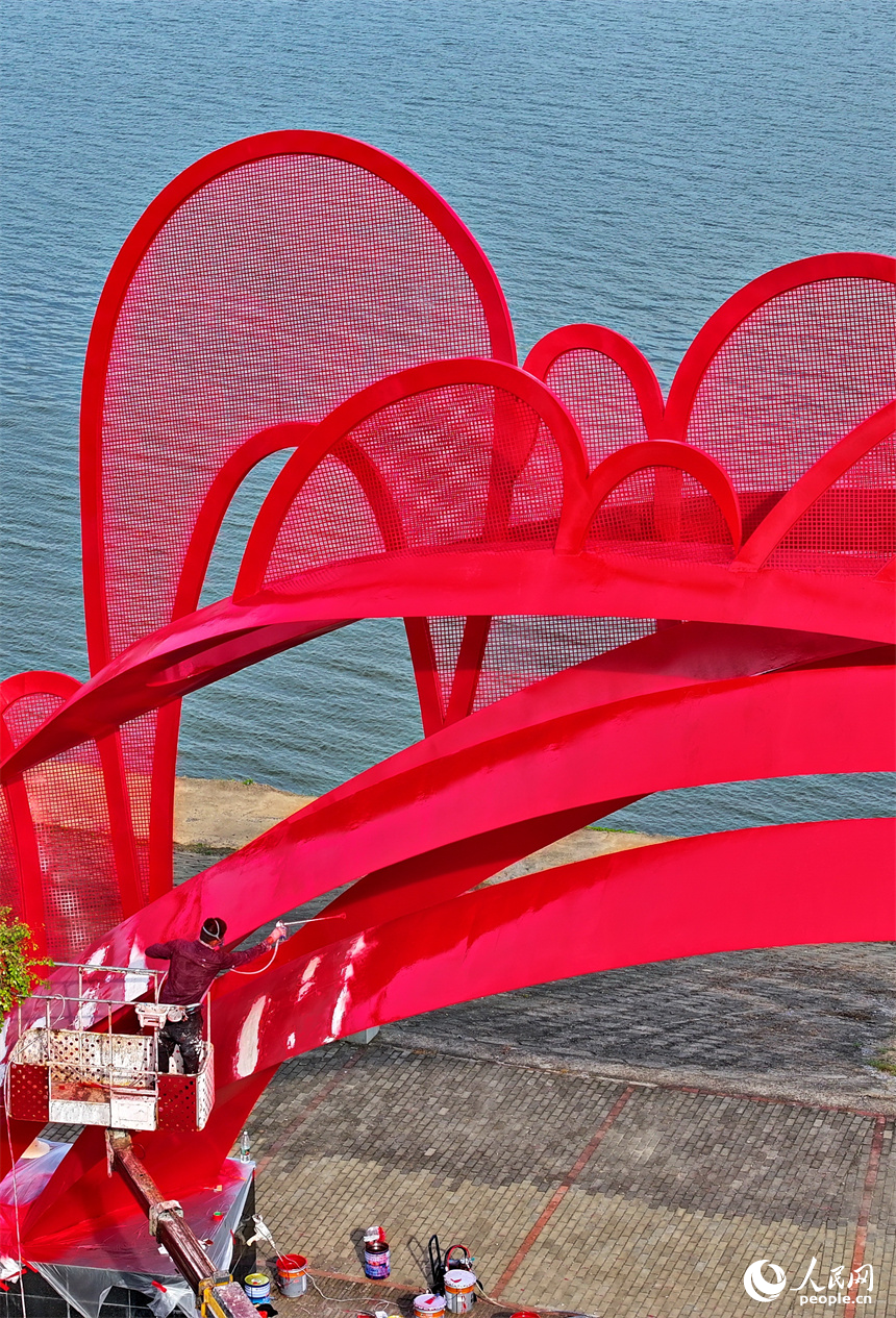 油漆工人冒著高溫搶時間趕進度。人民網 朱海鵬攝