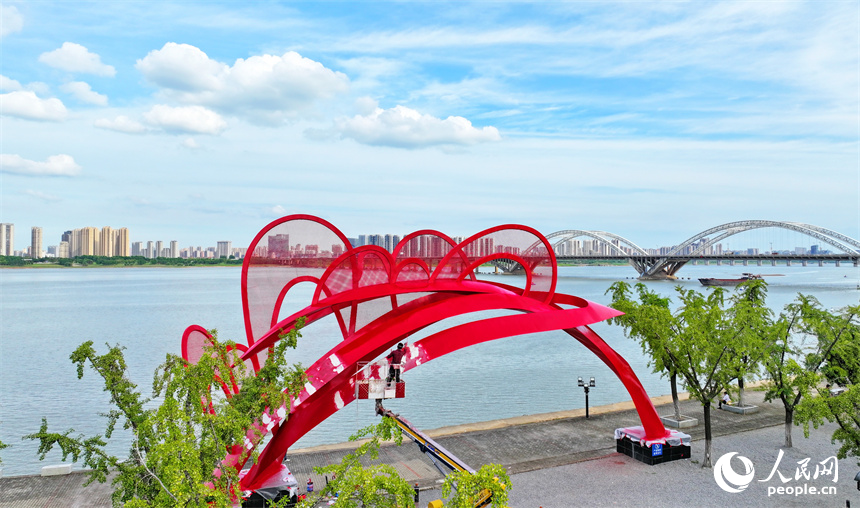 油漆工人冒著高溫搶時間趕進度。人民網 朱海鵬攝