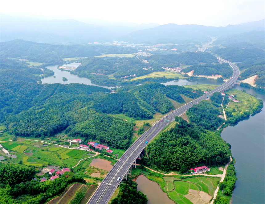 秀美高速入畫來。尹其奇攝