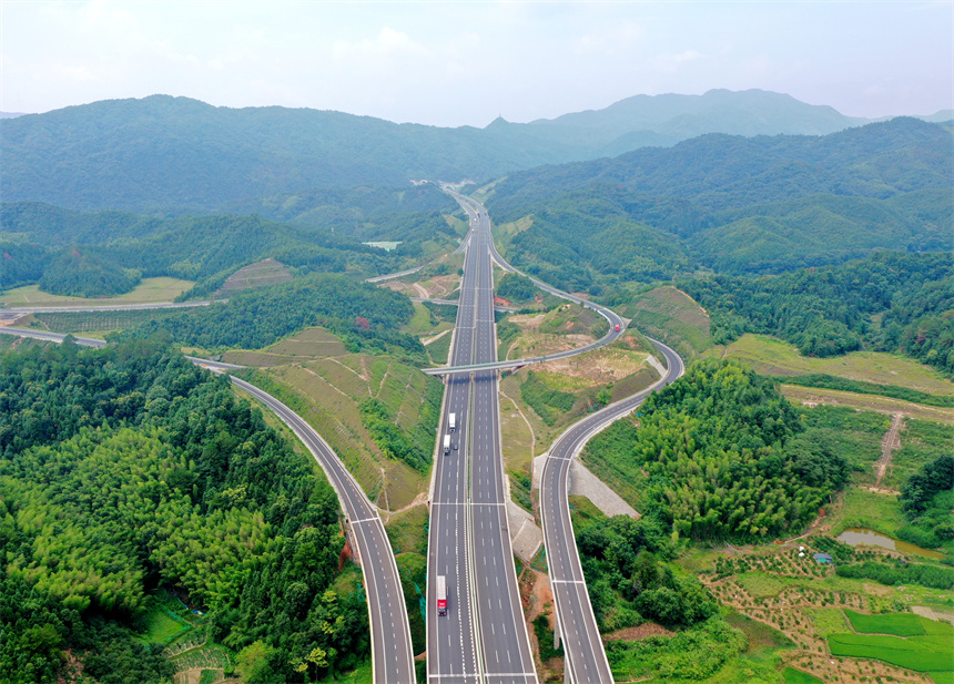 秀美高速入畫來。尹其奇攝