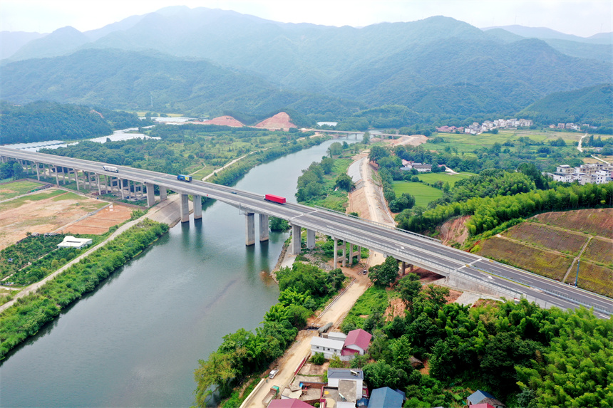 秀美高速入畫來。尹其奇攝