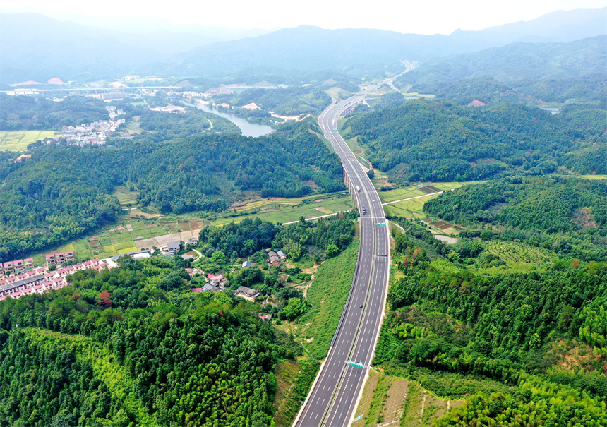 秀美高速入畫來。尹其奇攝