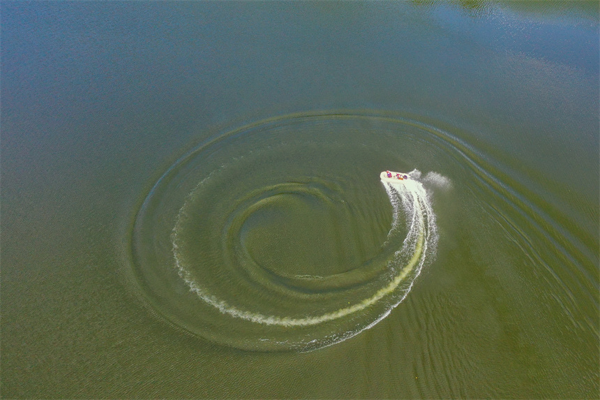 救援隊利用沖鋒舟在江西省贛州市全南縣龍下鄉桃江河進行搜索營救。