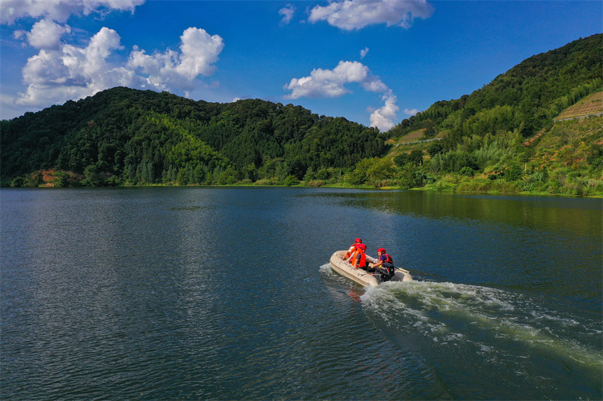 救援隊利用沖鋒舟在江西省贛州市全南縣龍下鄉桃江河進行搜索營救。