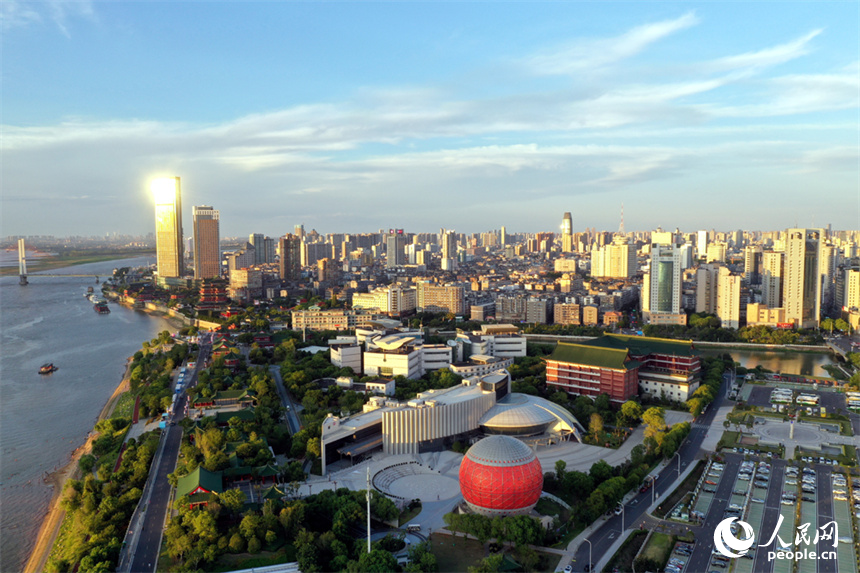 受臺風外圍環流影響，江西各地風力加大，在大風的加持下，省城南昌藍天白云能見度高。 人民網記者 時雨攝