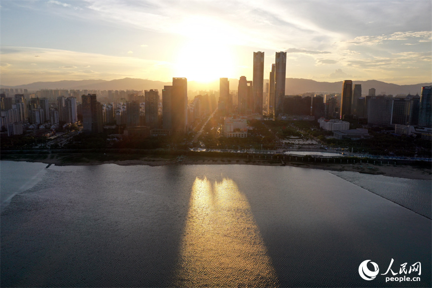 傍晚時分南昌上空晚霞絢麗。 人民網記者 時雨攝