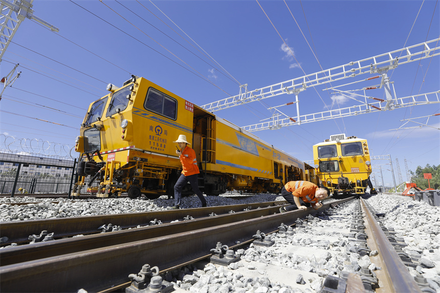 鷹潭工務機械段大型養路機組和工人在昌景黃高鐵景德鎮北站外精調作業。 汪翰攝