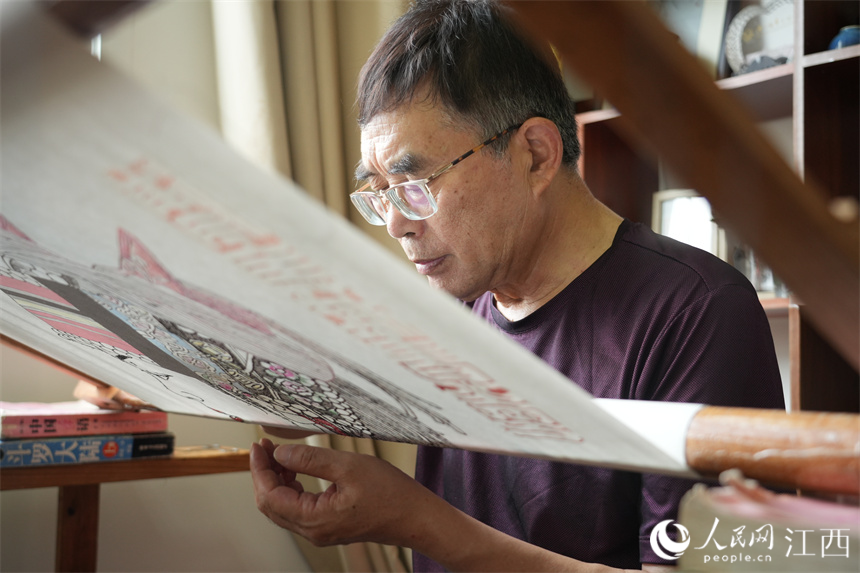 南昌市中華宣紙刺繡研究所內，顧玉純正在進行宣紙刺繡創作。 人民網 孔文進攝