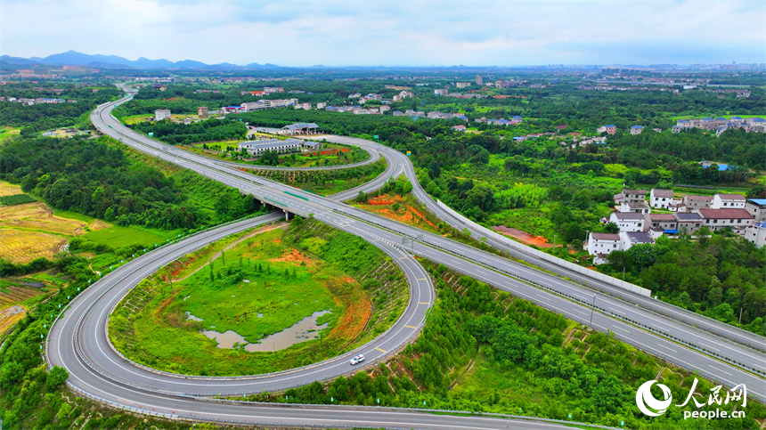 航拍撫州市東臨新區東昌高速公路。朱海鵬攝