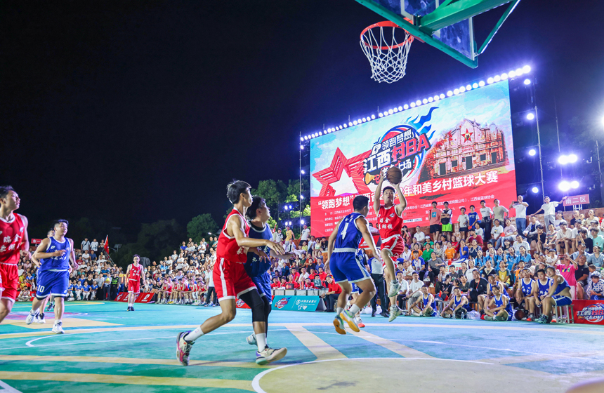 開幕式上，瑞金市象湖鎮代表隊與新余市九龍山代表隊上演了激情四射的揭幕對決。楊鑫攝