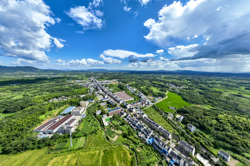 航拍湖口縣武山鎮武前村，藍天白云下的村居和糧田相互映襯，構成一幅美麗的鄉村畫卷。張玉攝