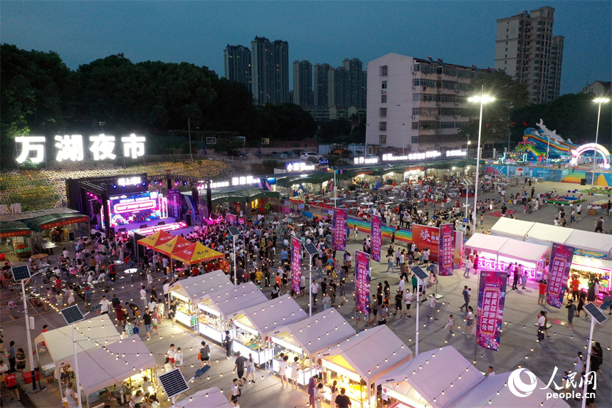 南昌縣萬湖夜市燈光璀璨，一幅煙火氣十足的夜生活絢麗圖景。 人民網記者 時雨攝
