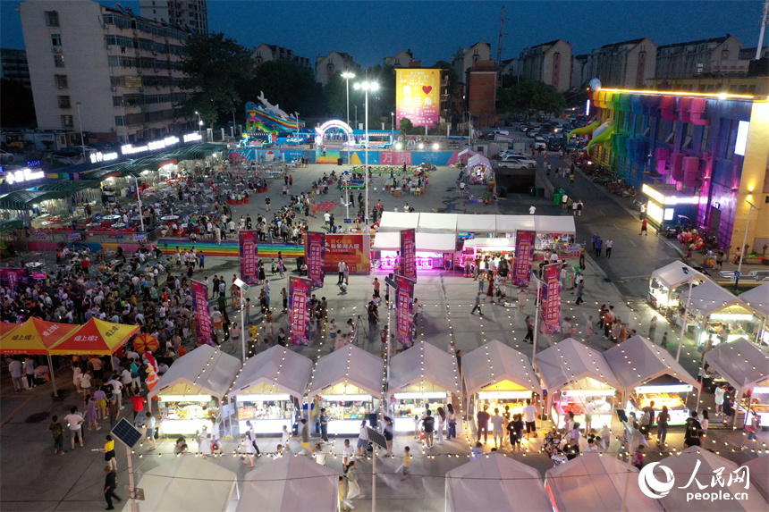 南昌縣繁華的萬湖夜市讓居民群眾“聚”過來，夜間消費“火”起來。 人民網記者 時雨攝