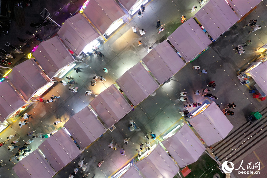 南昌縣萬湖夜市里人頭攢動，熱鬧非凡。 人民網記者 時雨攝