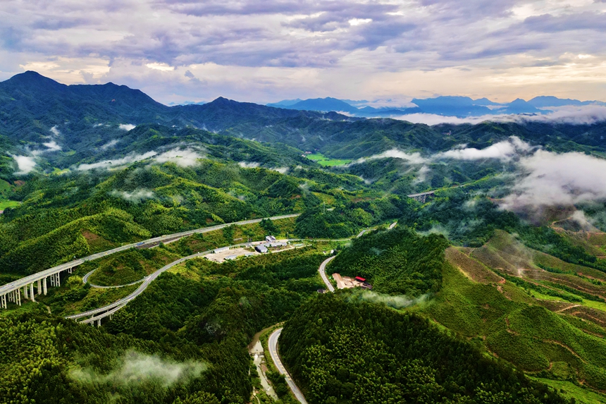 航拍鏡頭下，淡淡的云霧在群山之間飄蕩，風景壯美。雙煜堃攝
