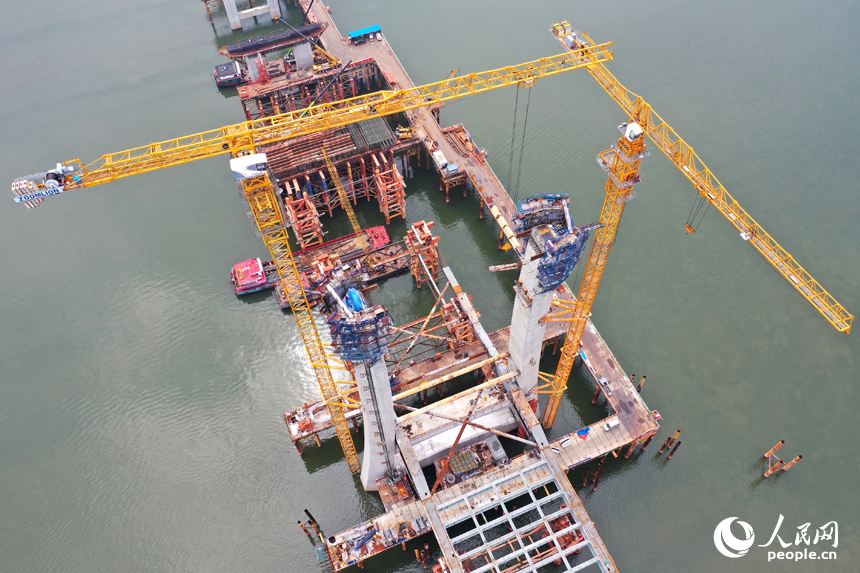 洪州大橋目前全面進入高空作業階段。 人民網記者 時雨攝