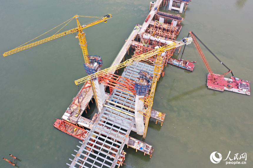 洪州大橋目前全面進入高空作業階段。 人民網記者 時雨攝